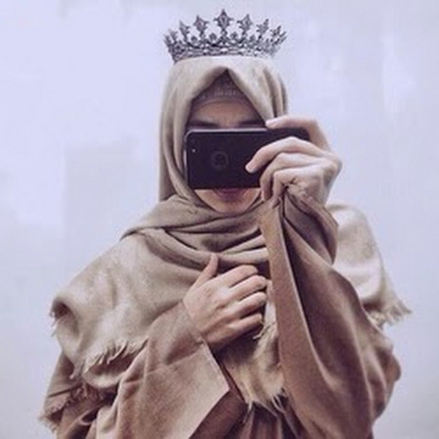 Девушка в хиджабе с короной