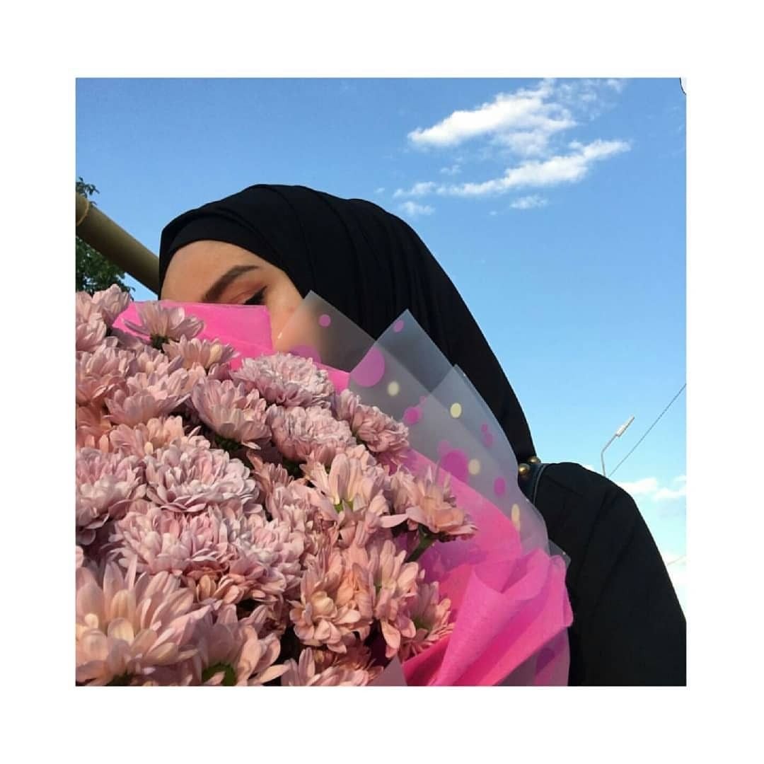 Девушка в хиджабе с букетом