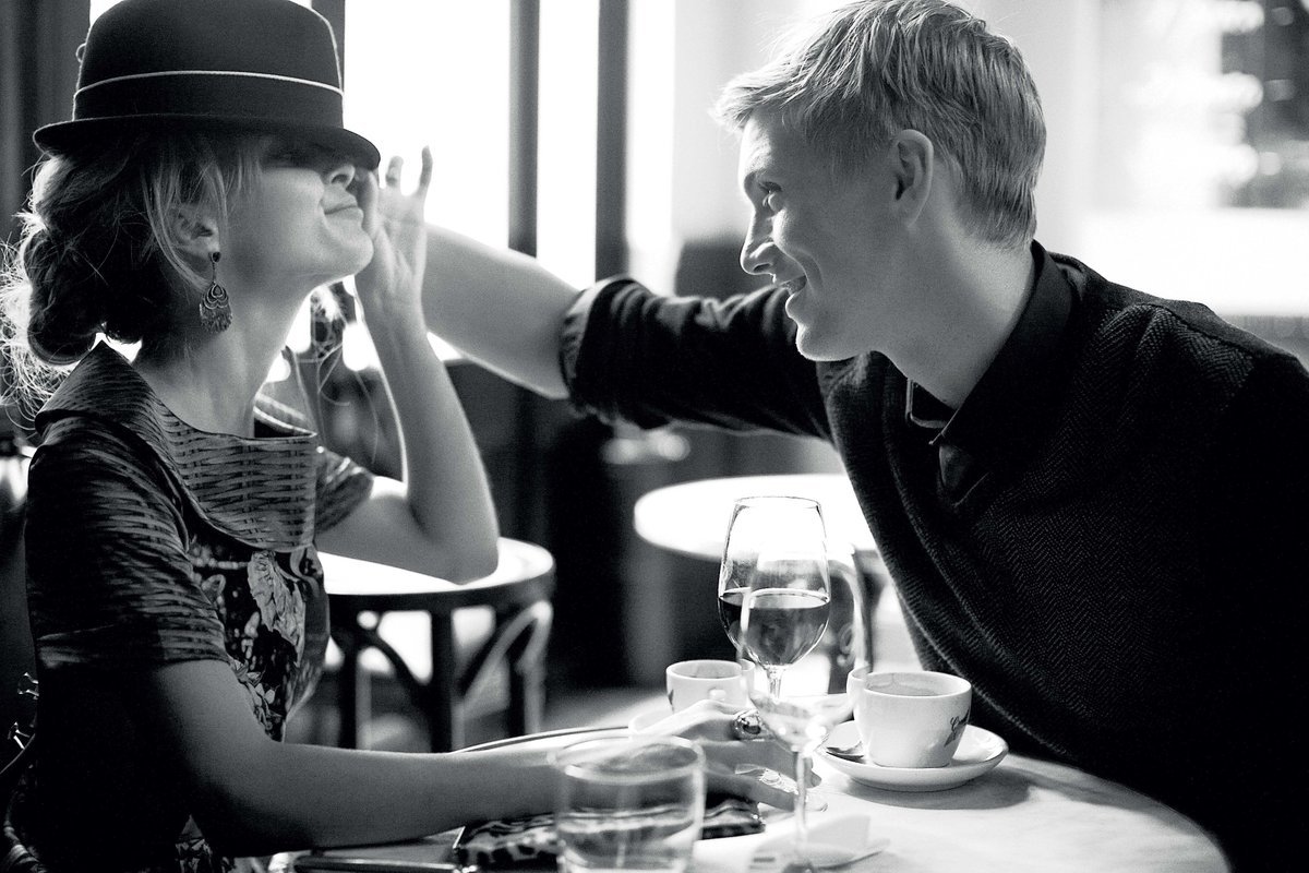 Пара в кафе