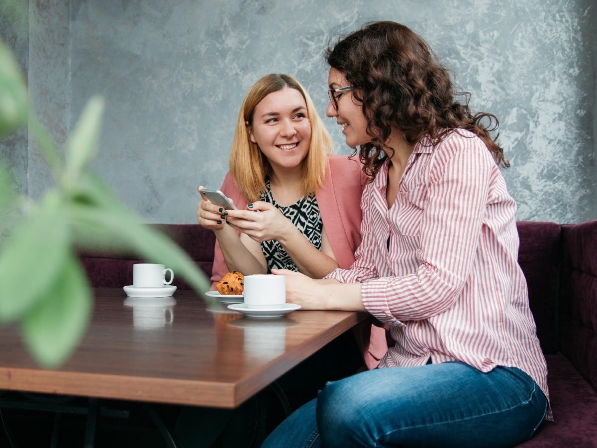 Подруги болтают