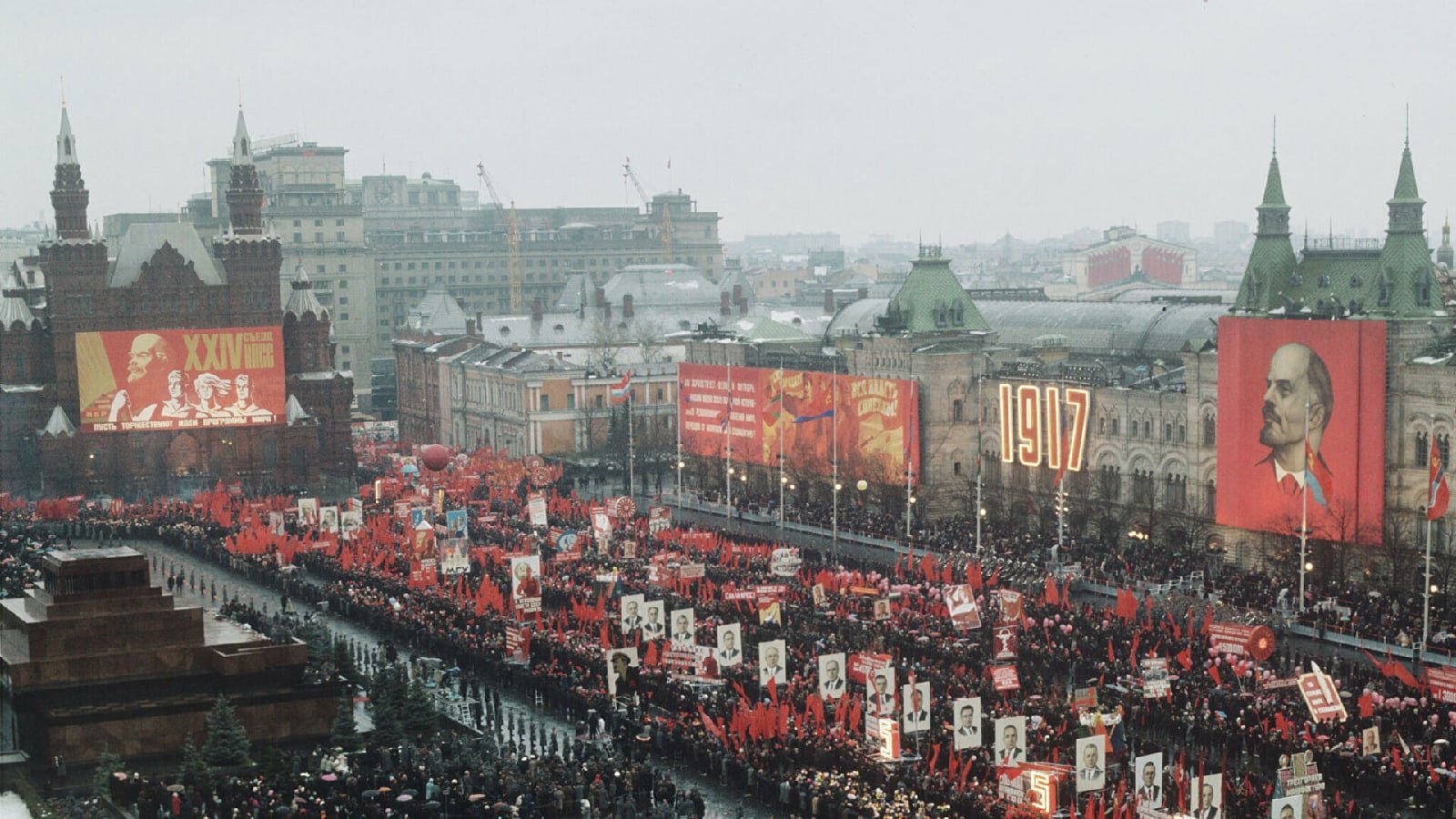 Демонстрация трудящихся 7 ноября на красной площади
