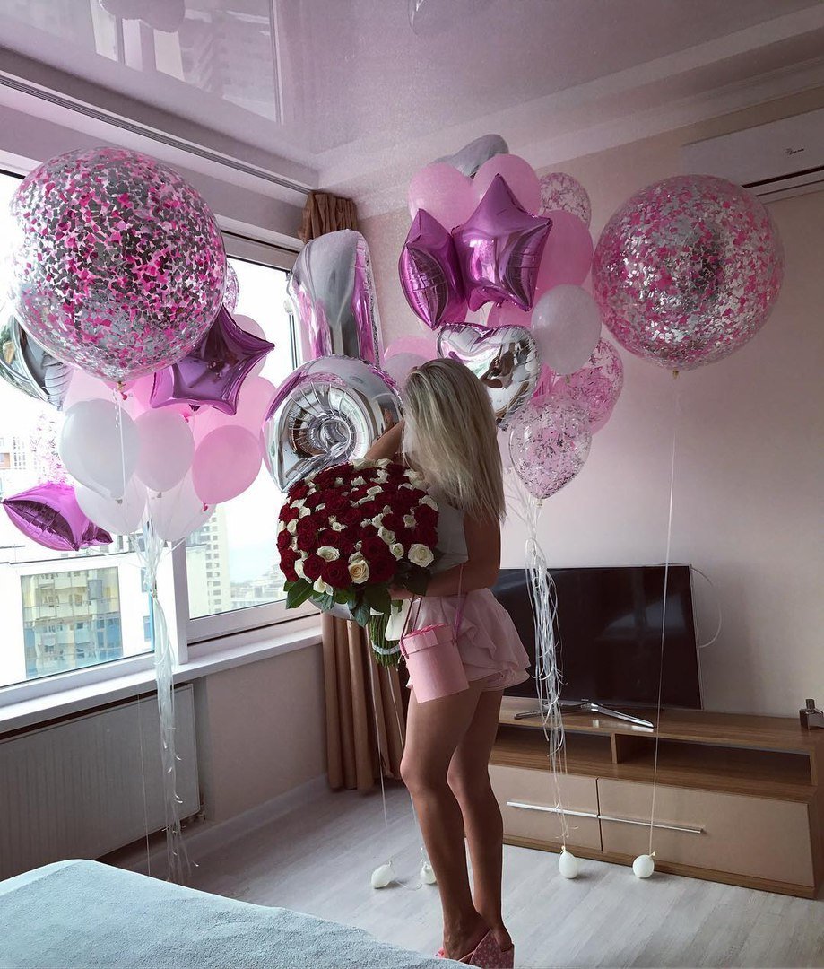 Девушка с цветами и шарами