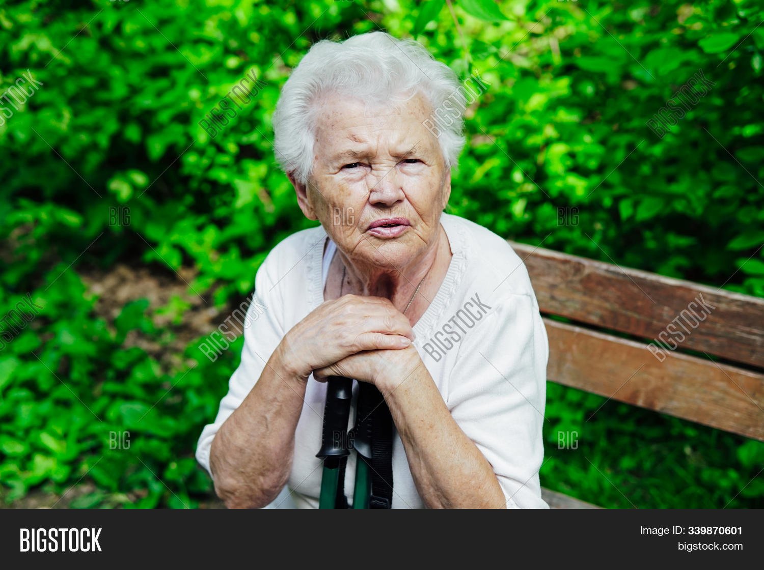 Бабушка полное видео. Бабушка сидит. Старые бабушки на лавке. Портреты пожилых людей. Бабушка в парке.