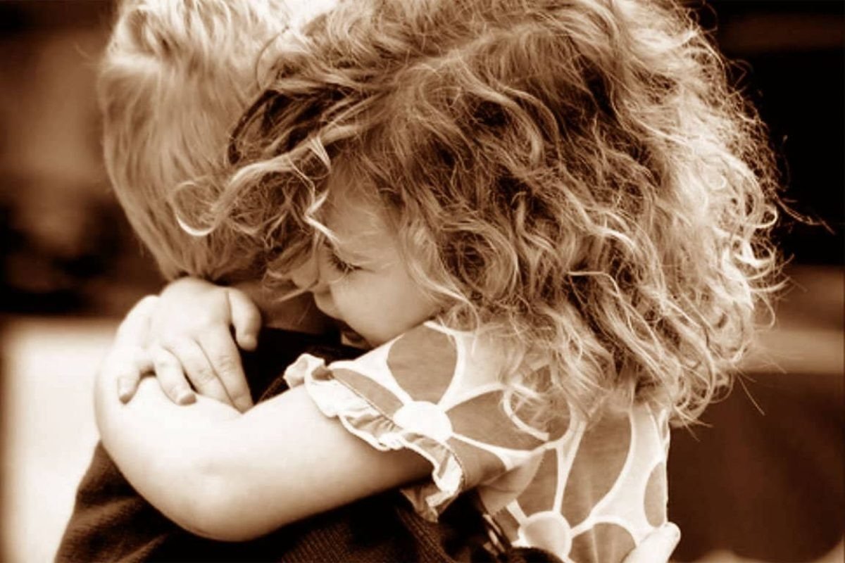 Мальчик обнимает девочку