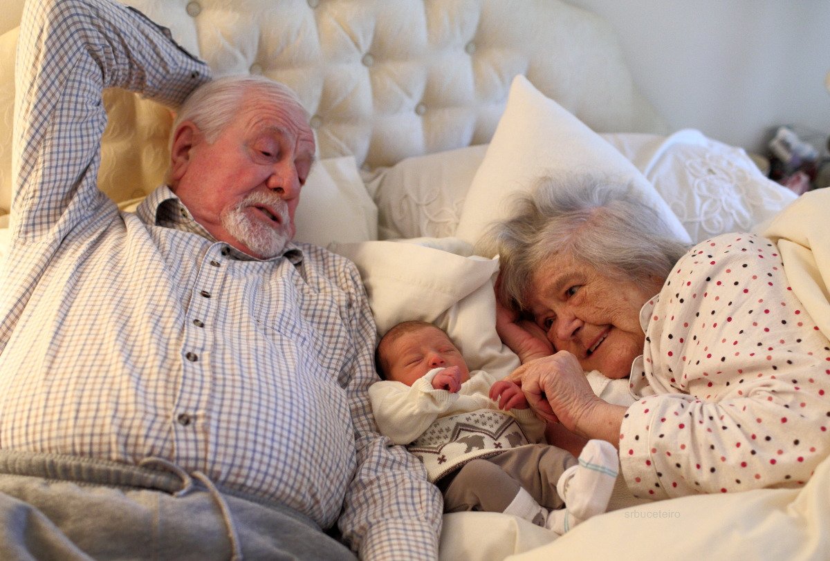 Бабушка дедушка и внучка