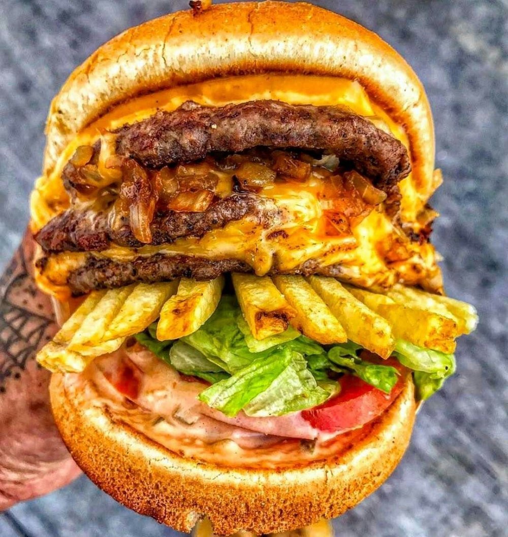 Вкусный сочный бургер