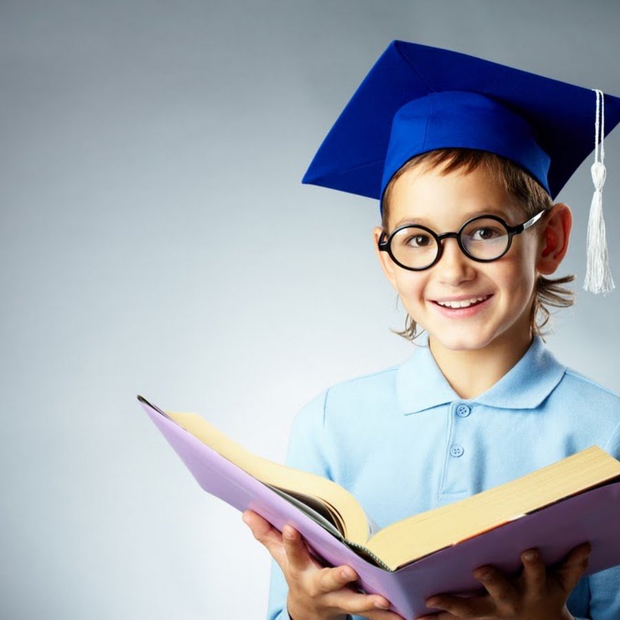 Ученик в магистерской шапочке