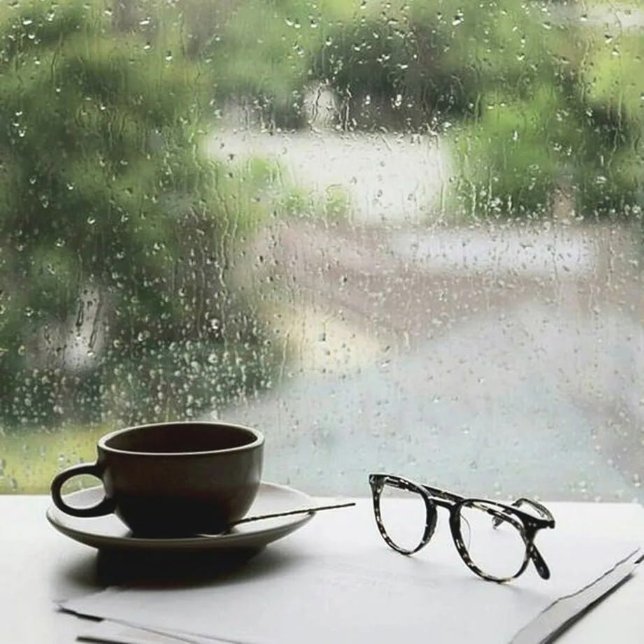 Чашка кофе на фоне дождливого окна