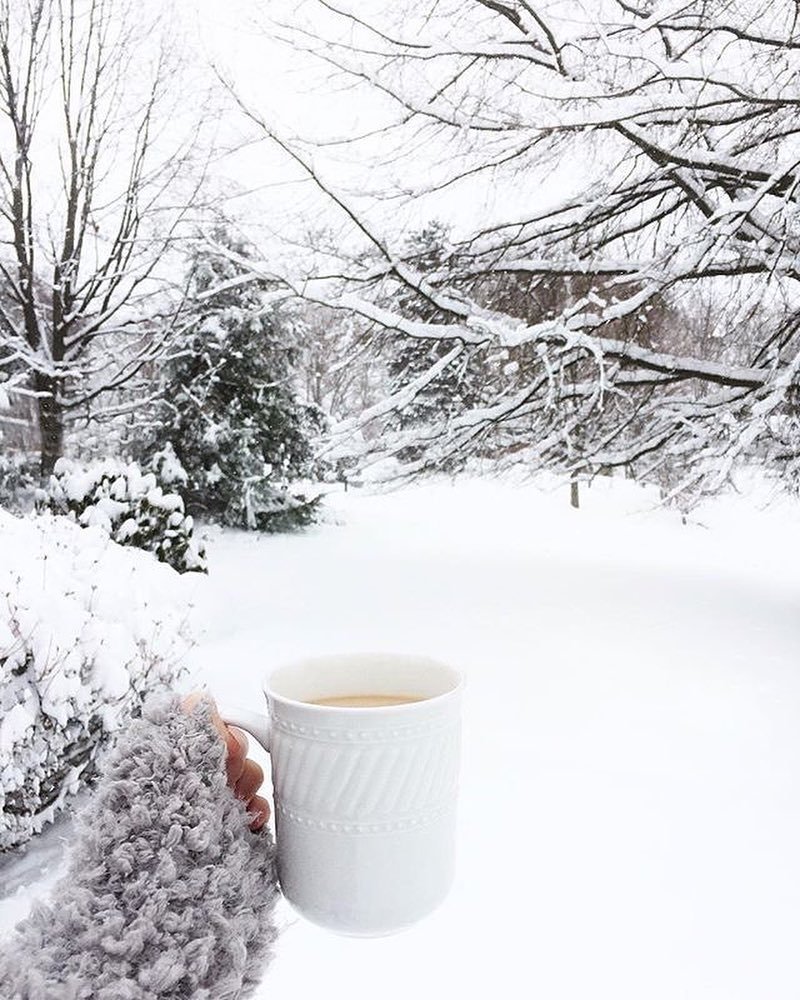 Доброе утро красивый снег. Утро снег. Снежное утро. Доброе Снежное утро. Чашка кофе на снегу.