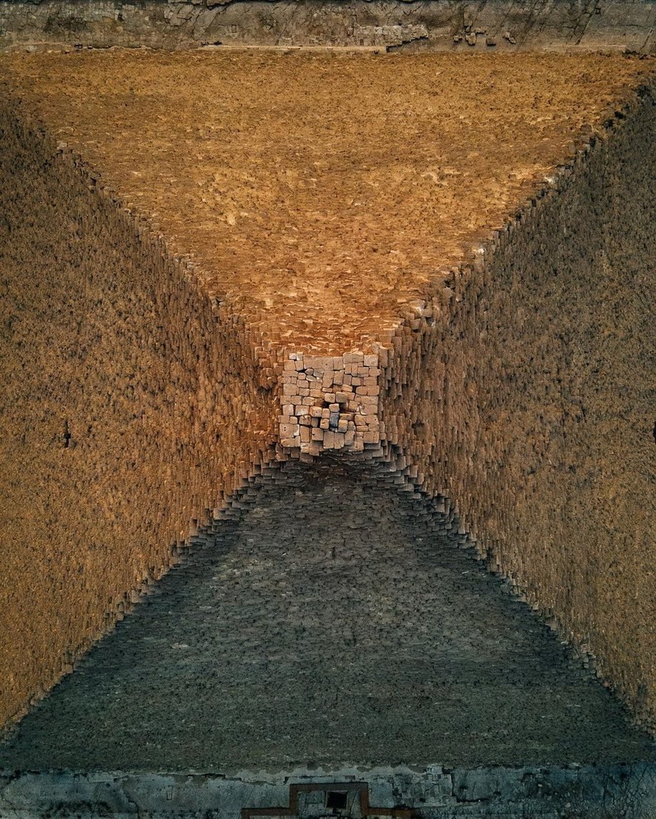 Пирамида Хеопса издалека