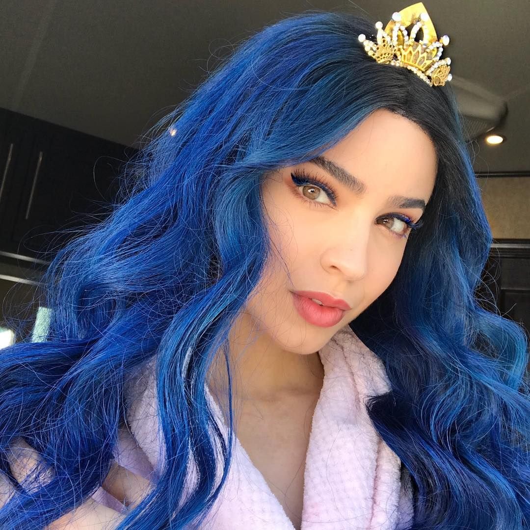 София Карсон с синими волосами