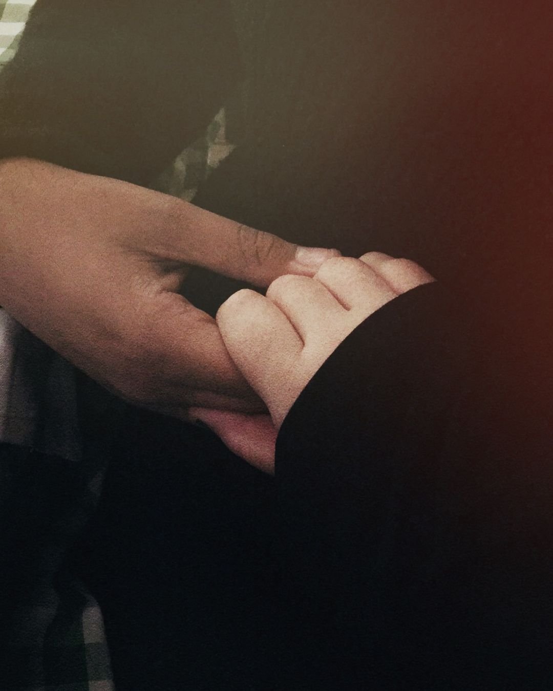 Руки пары в темноте