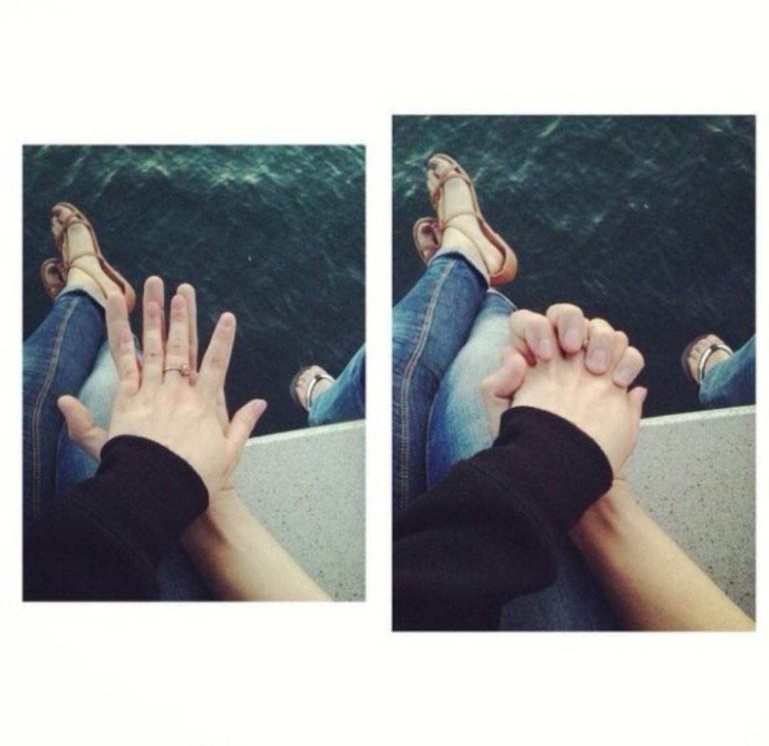 Держит ее за руку