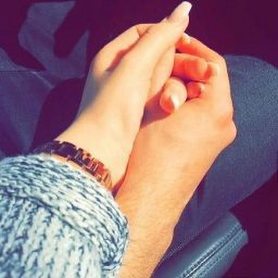 Девушка на руках у парня