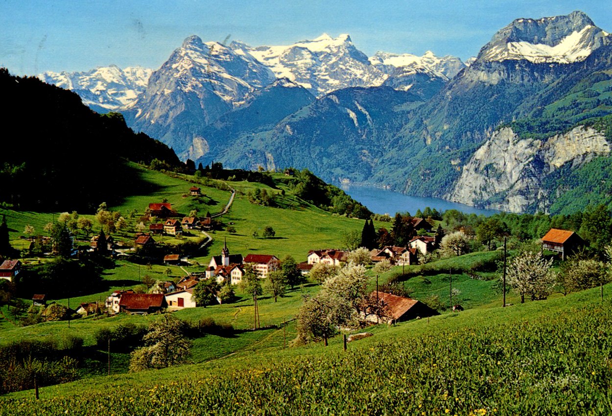Швейцария маленькая страна. Деревня в Альпах Швейцария. Швейцарская деревня Линден. Бергюн Швейцария. Изетвальд Швейцария.