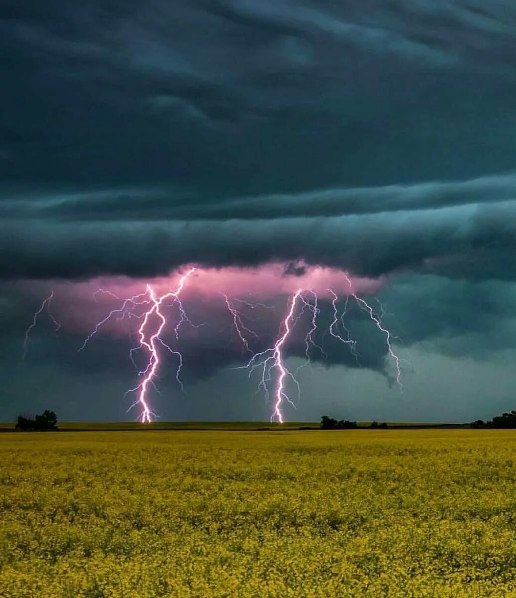 Молния подсветила Торнадо