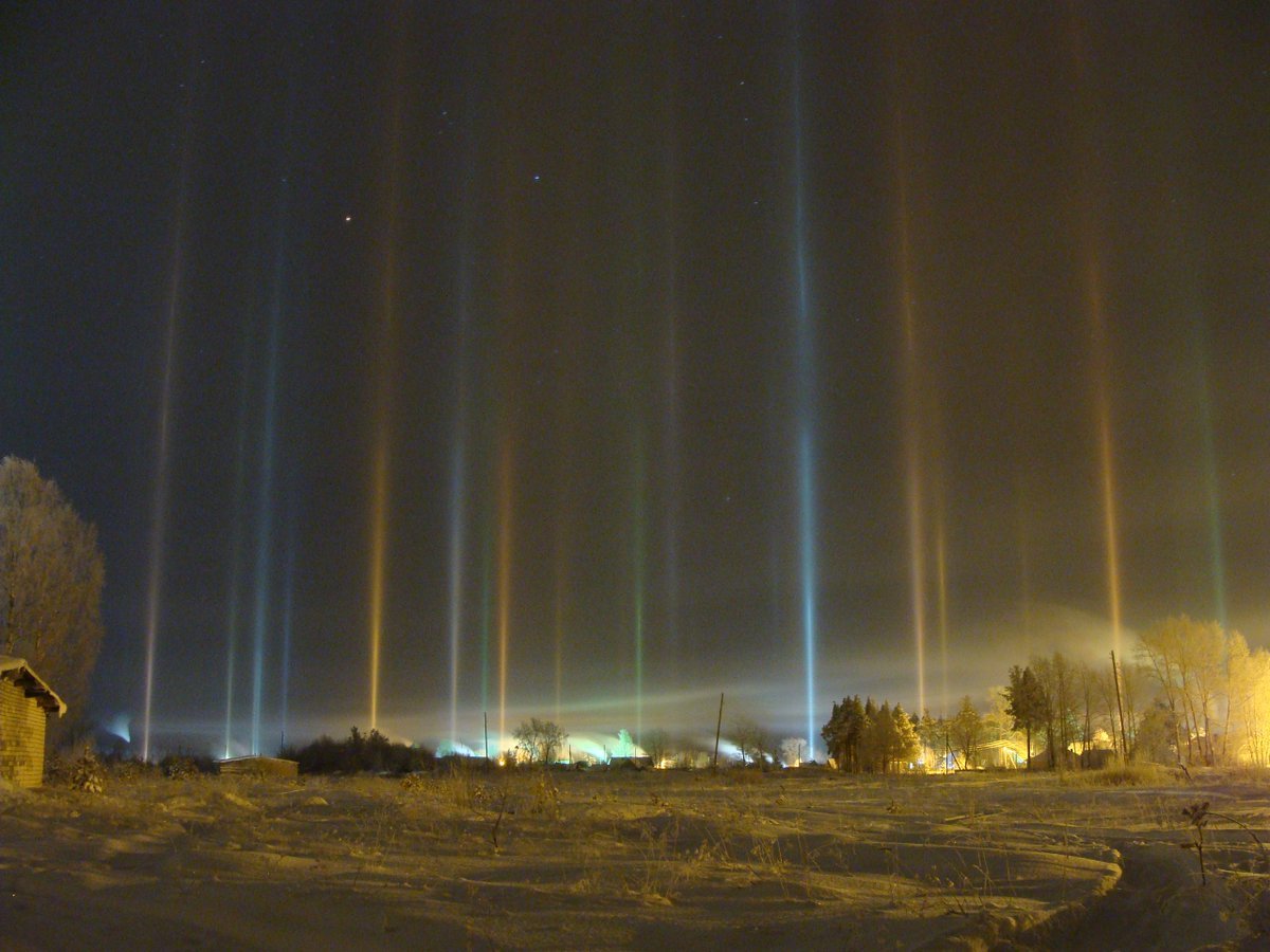 Световые столбы в небе Архангельск
