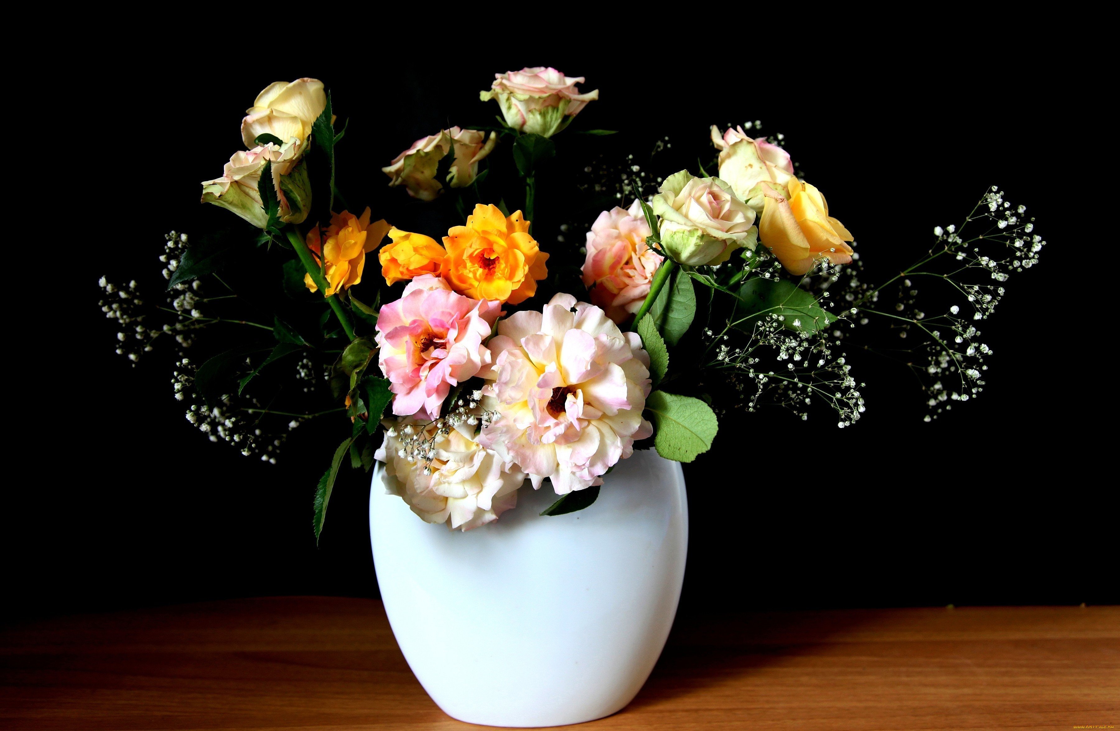 Подарить цветы в вазе. Букет в вазе. Красивые цветы в вазах. Букеты цветов в вазах.