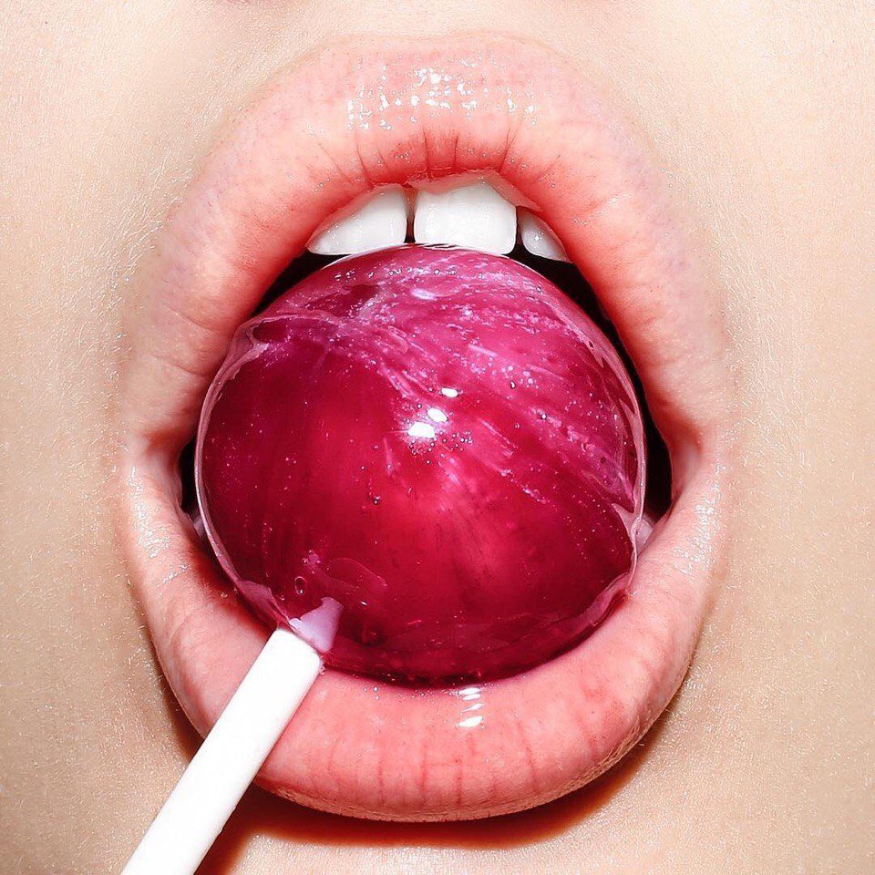 Губы с блеском и Чупа чупсом