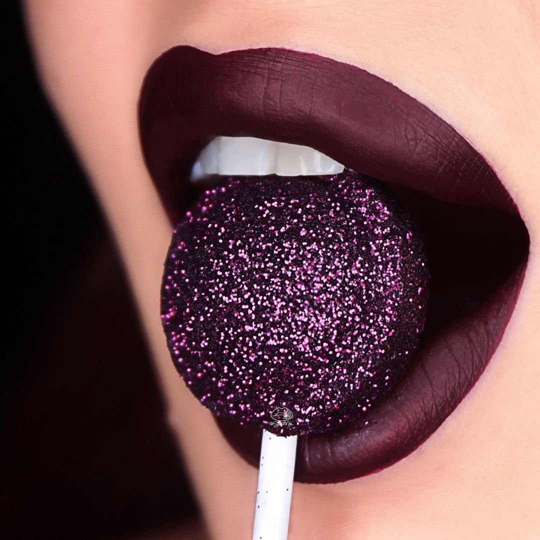 Губы с блестками и Чупа Чупс