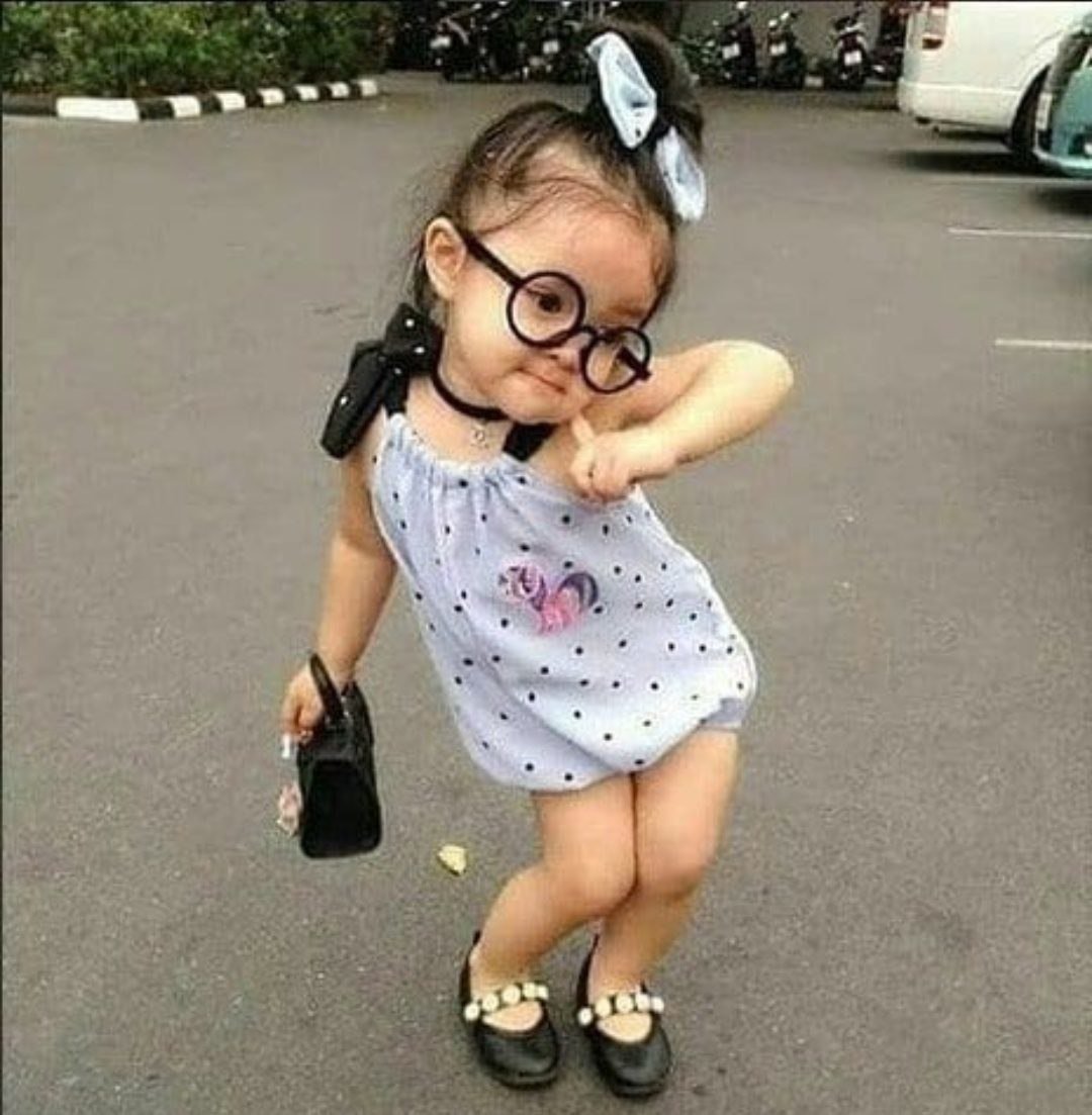 Смешная маленькая девочка