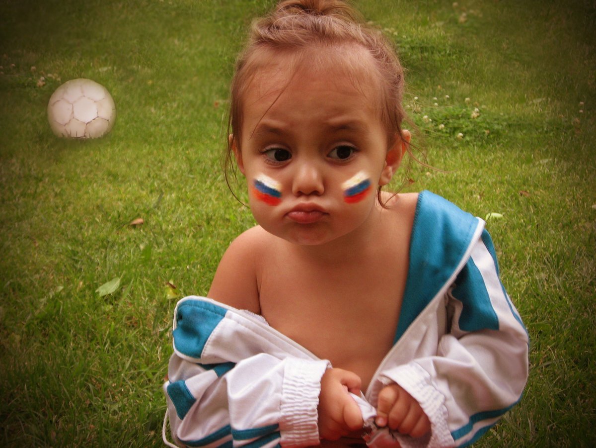 Смешная маленькая девочка