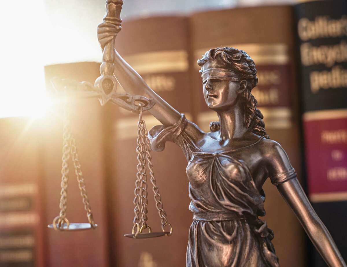 Богиня Фемида статуя