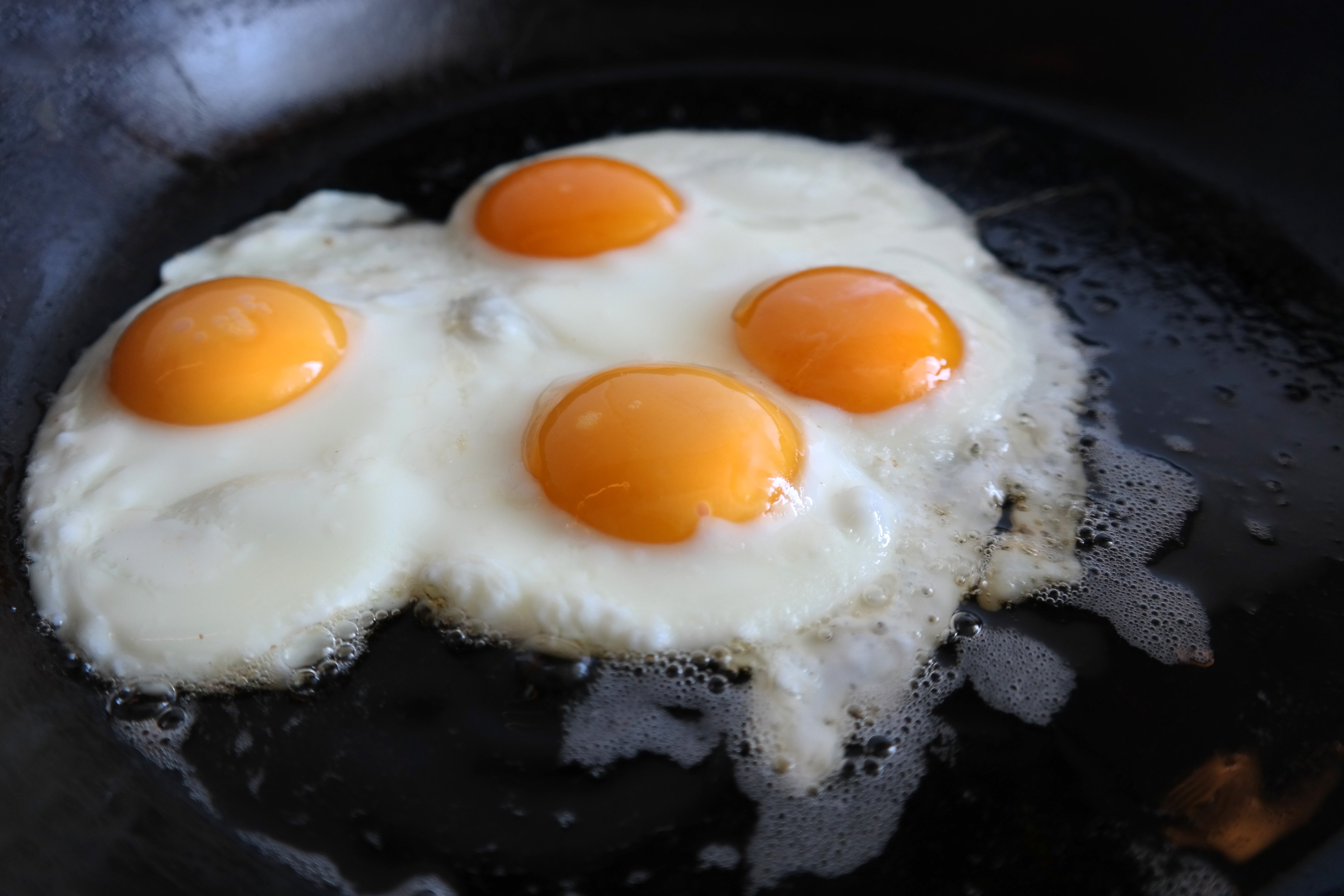 Вкусные жареные яйца. Яичница глазунья. Жареные яйца. Завтрак с яйцом. Яичница 4 яйца.