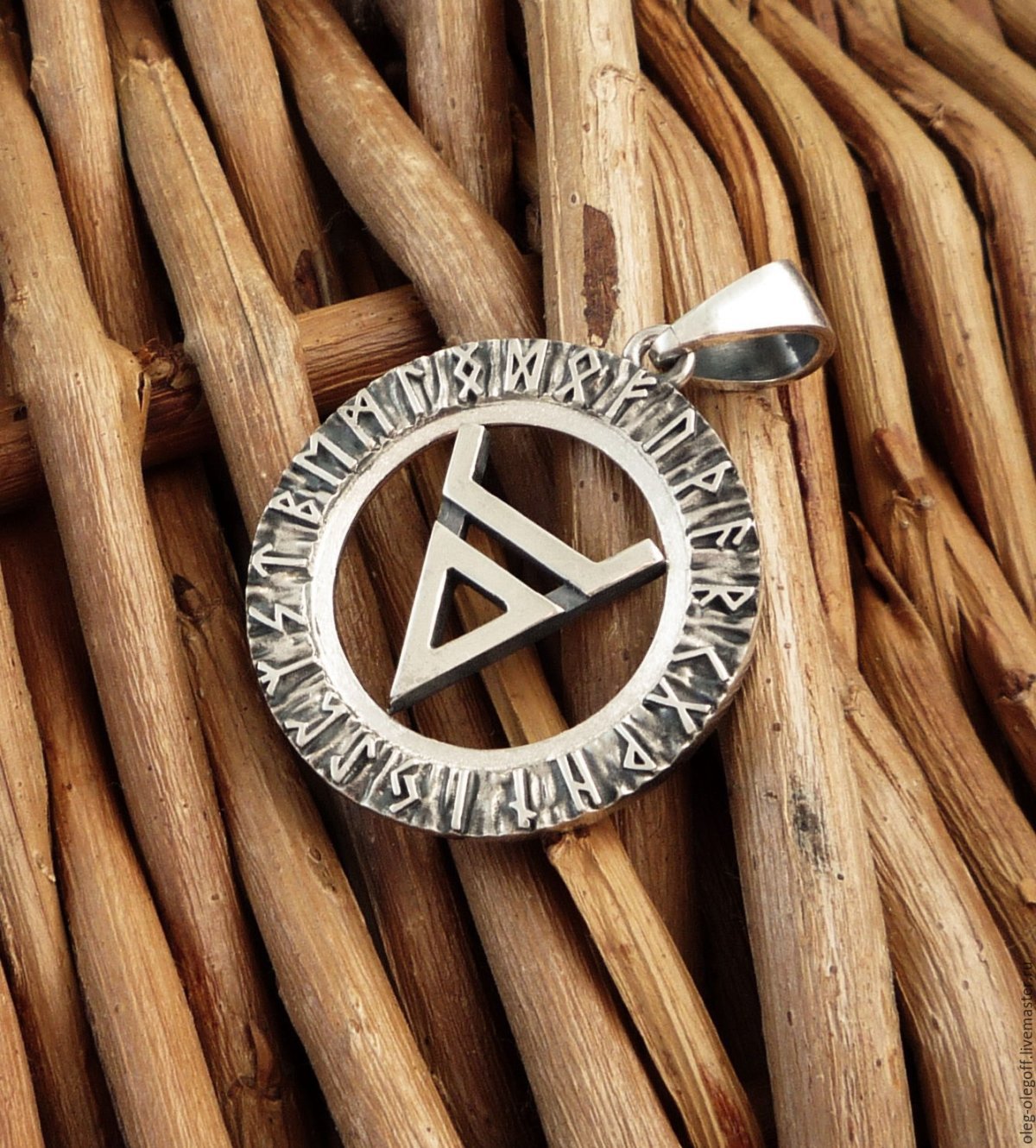 Славянский рунический амулет Велес