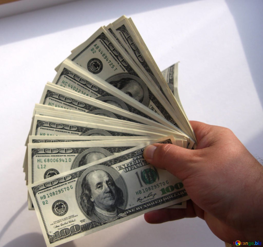 Доллары в руках