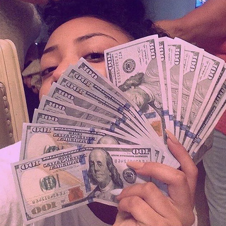 Девушка с пачкой денег