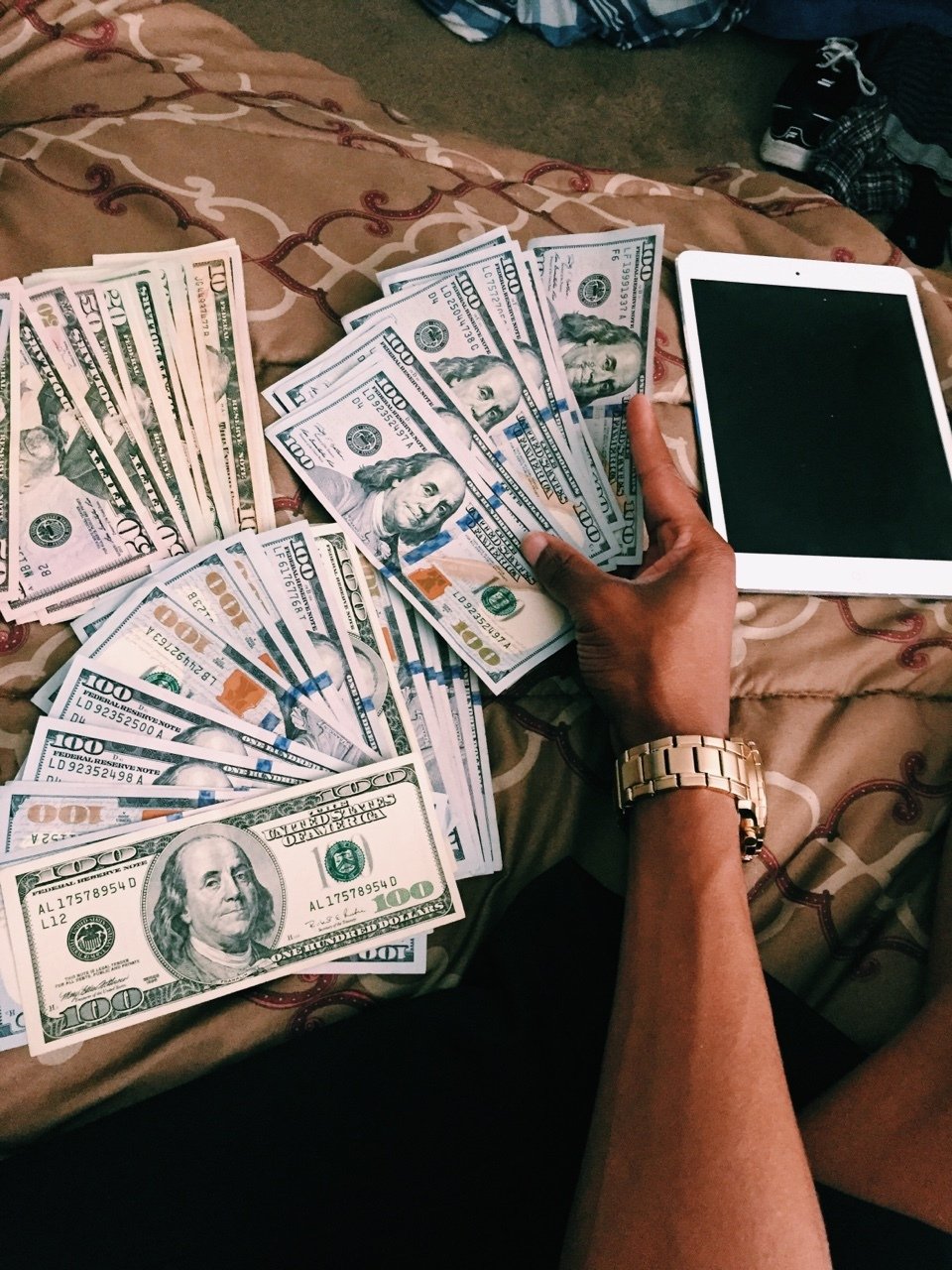 Доллары в руках