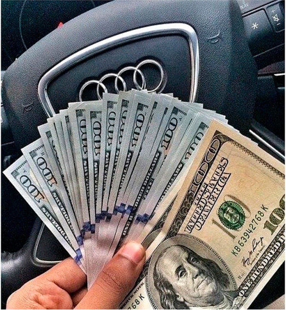 Доллары в руках