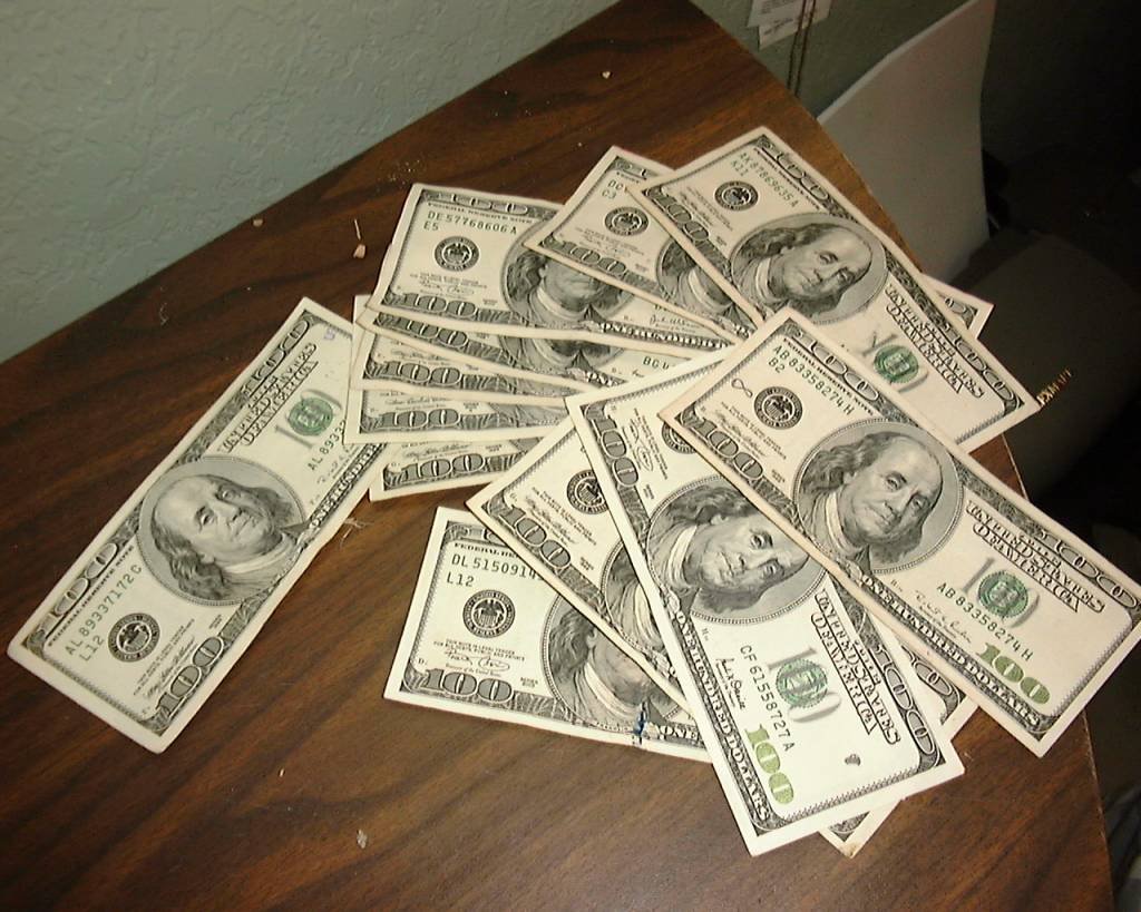 Доллары на столе