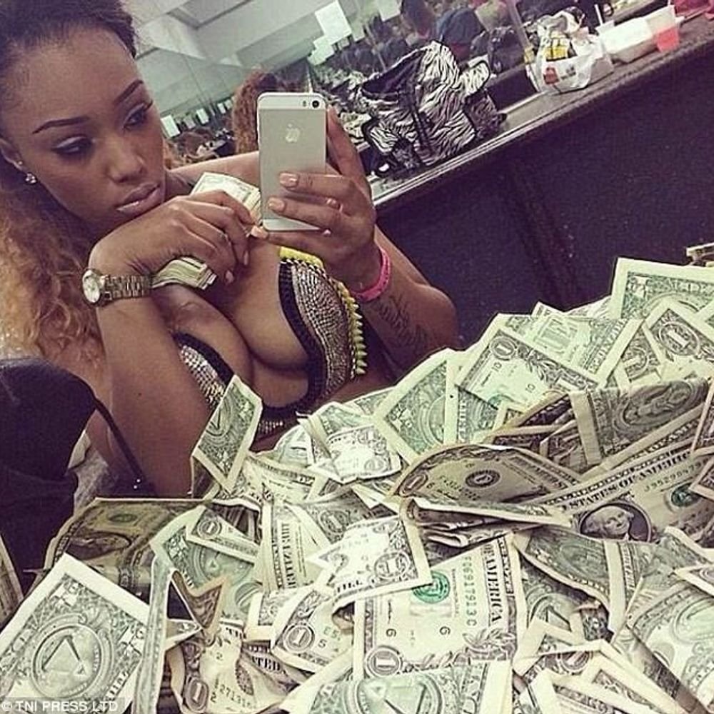 Девушка с деньгами