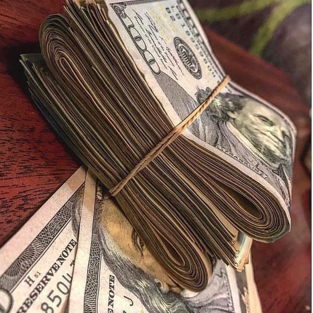 Портмоне с долларами