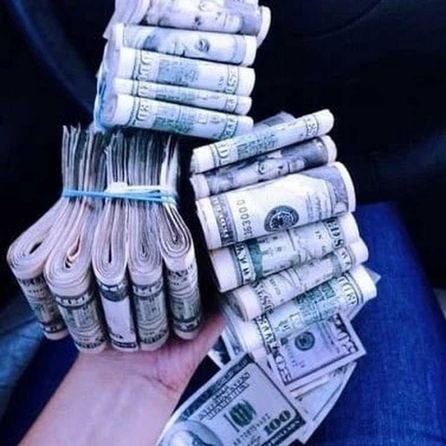 Пачка долларов в руке