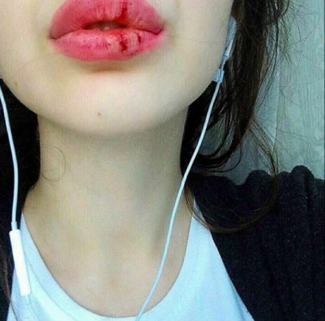 Черный блеск для губ