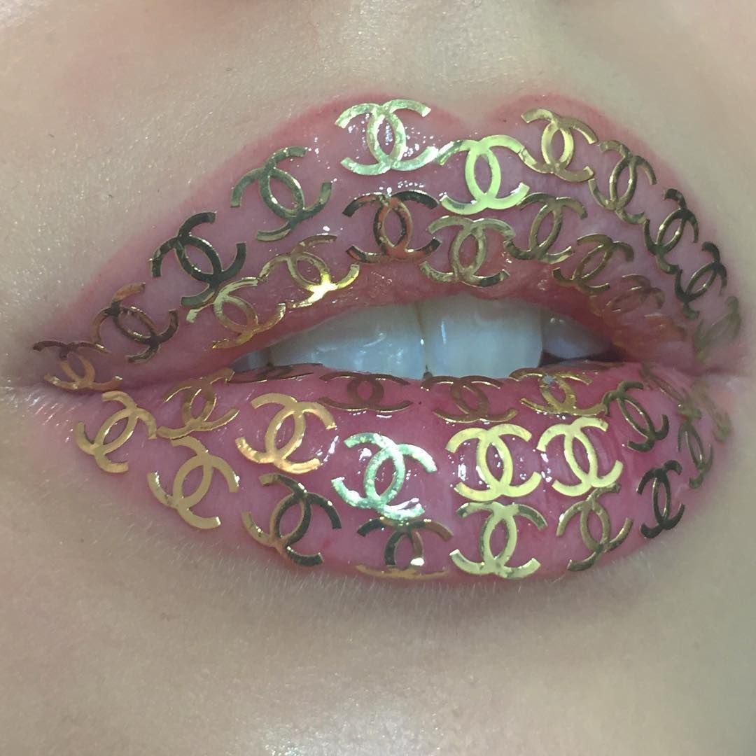 Губы с блеском Эстетика стекающим