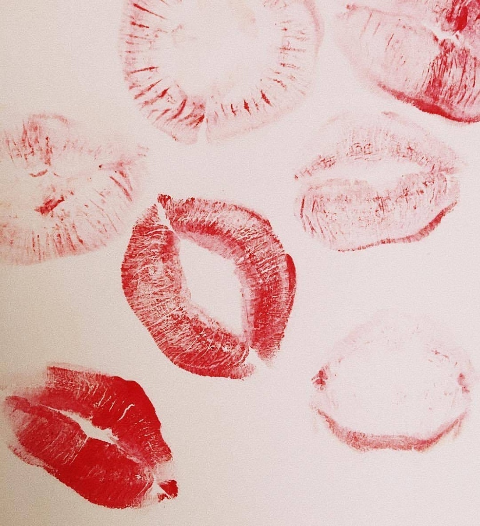 Отпечаток губ на бумаге