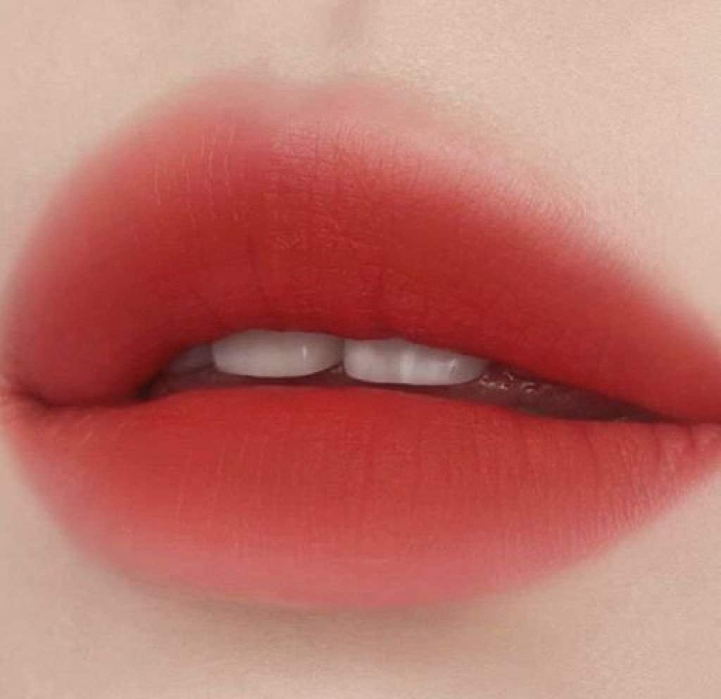 Губы с помадой в руках