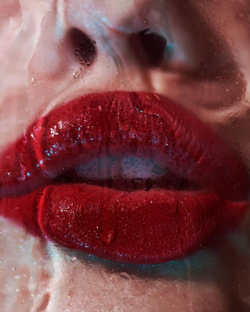 Размазанная красная помада