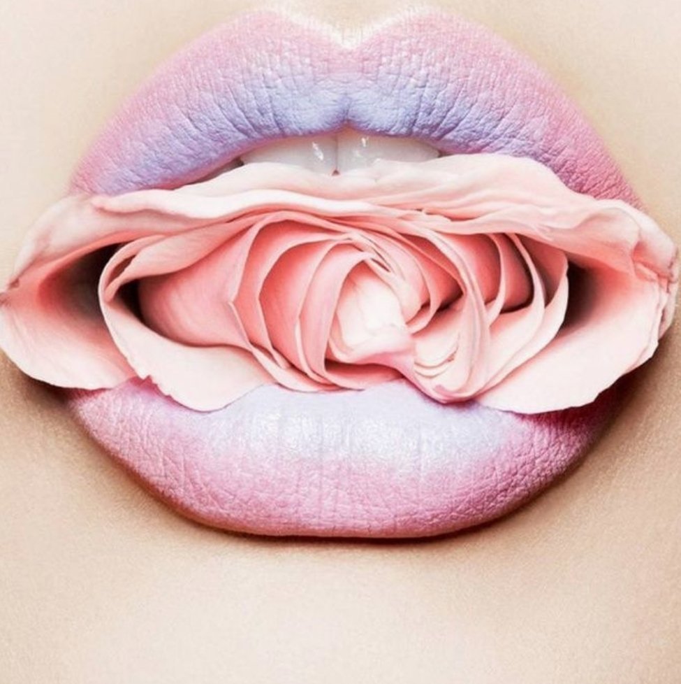 Губы с цветами