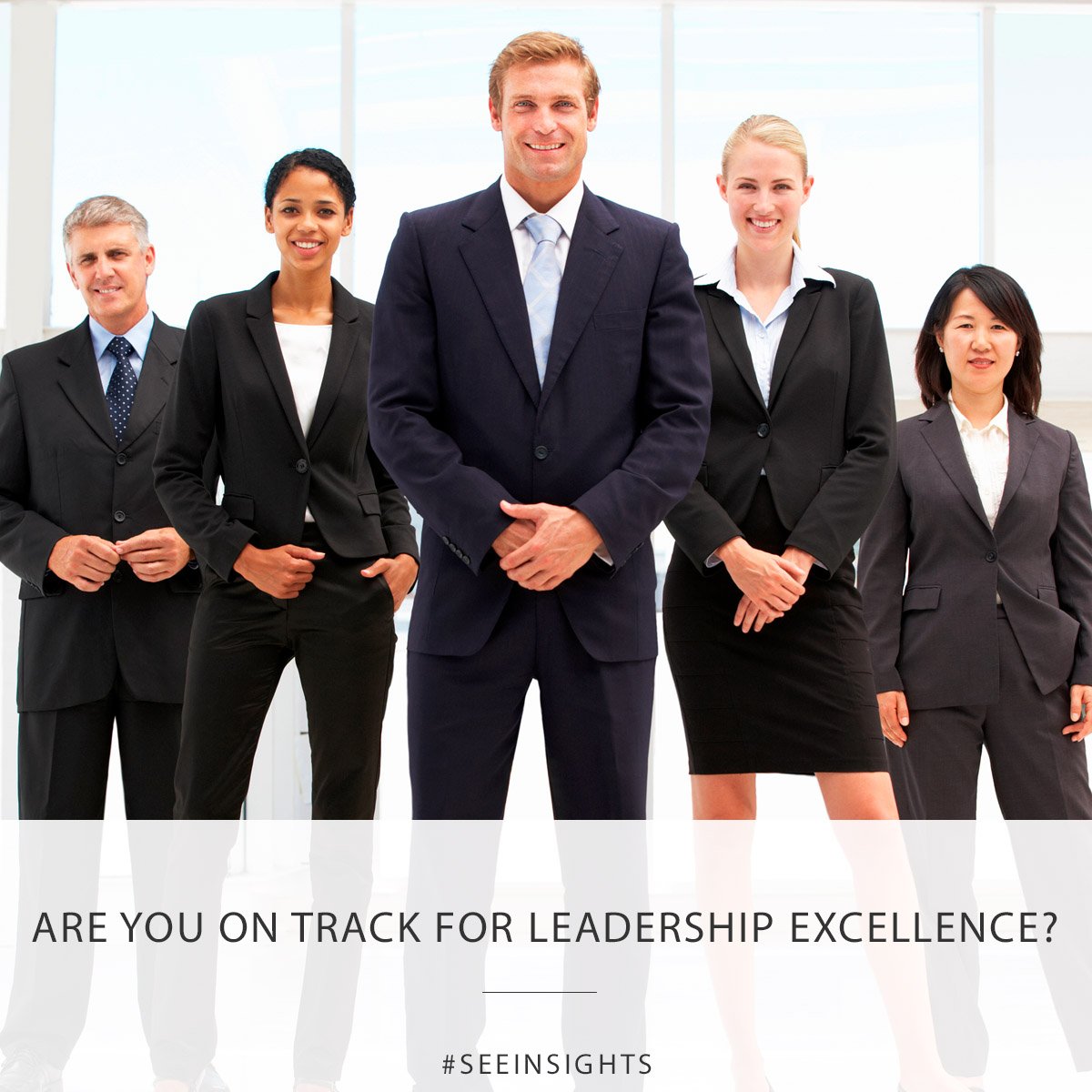 Молодые люди в деловых костюмах