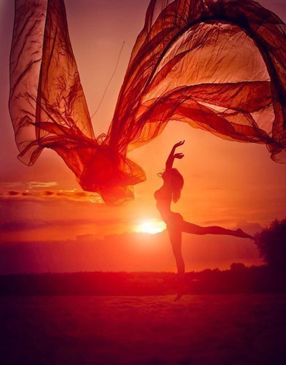 Танцы в закате. Девушка танцует на закате. Фотосессия на закате. Вдохновение картинки. Девушка в полете.