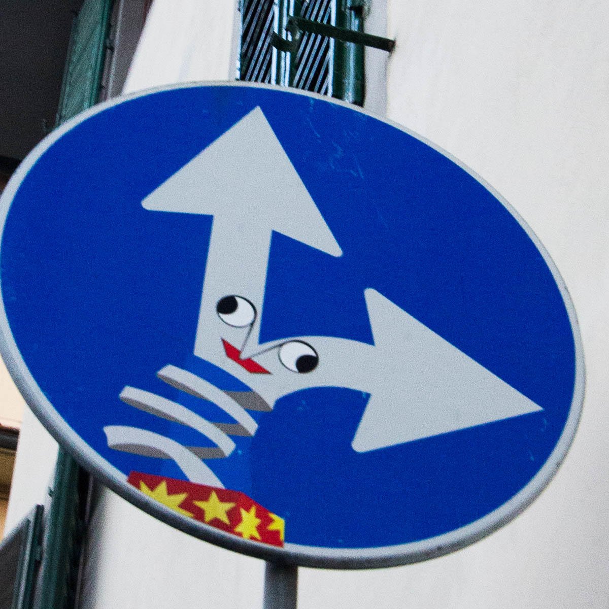 Дорожный знак осторожно слон