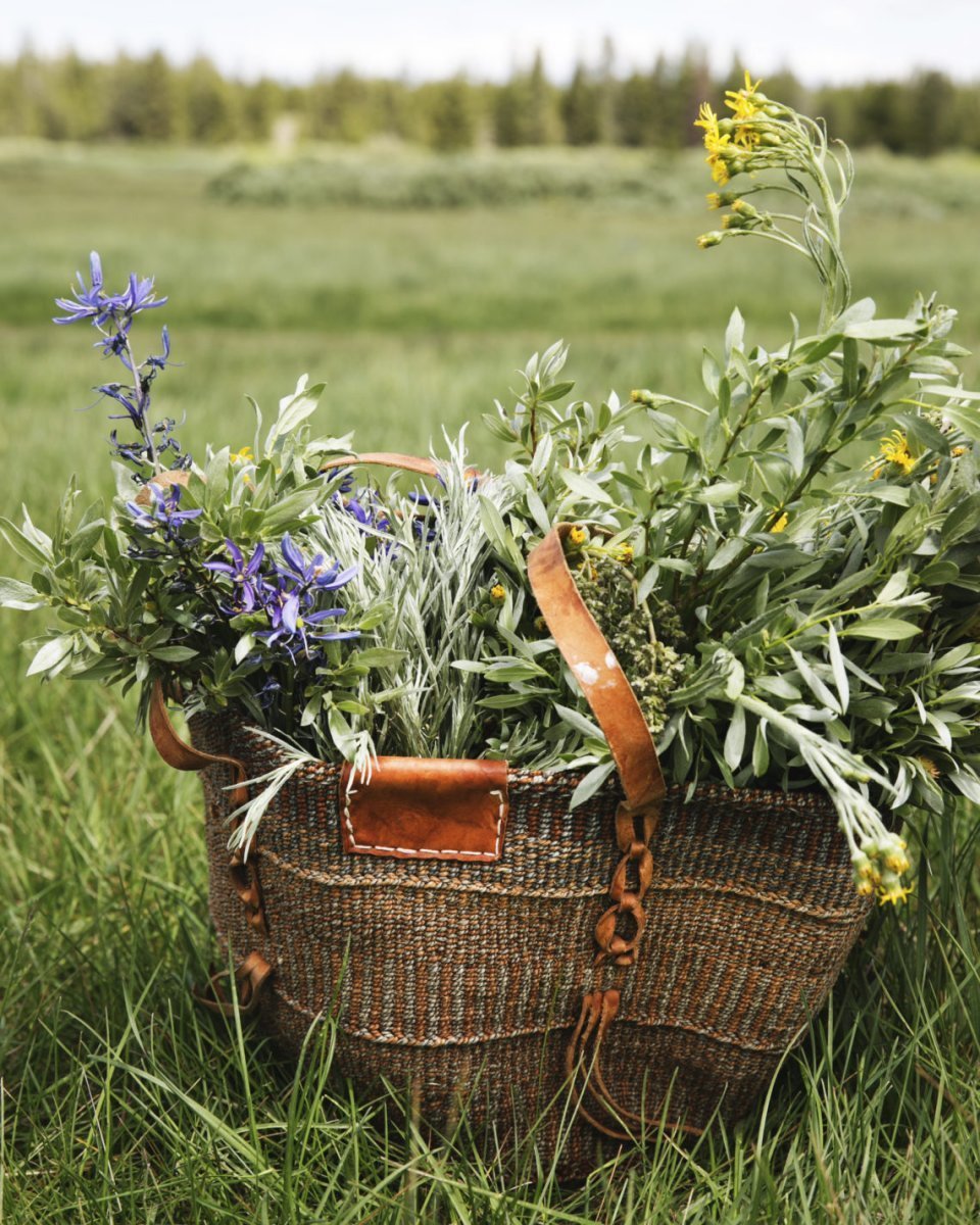 Полевые цветы в корзинке
