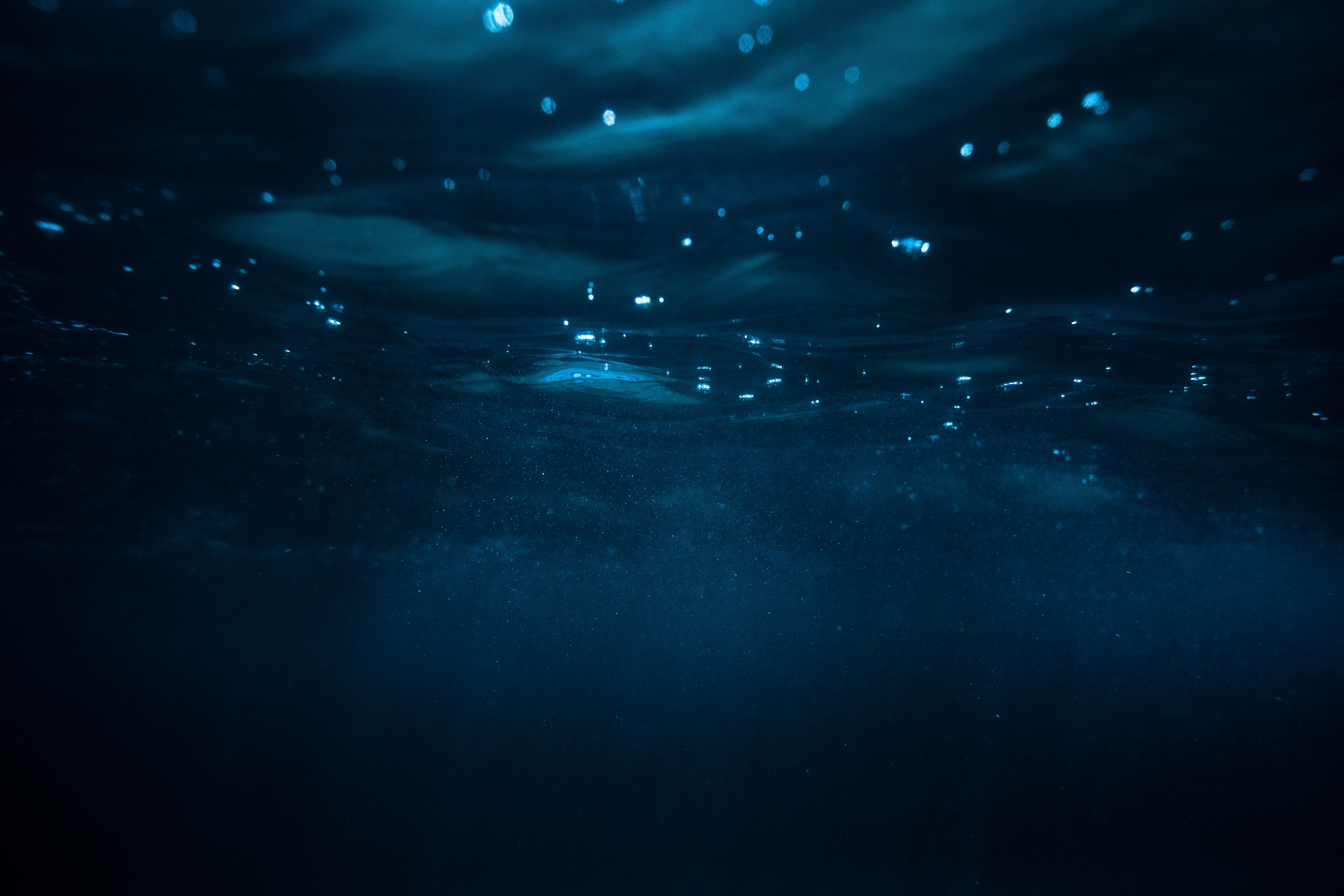 Звук морской глубины. Океаны. Глубина. Море глубина. Океан под водой. Под водой темно.