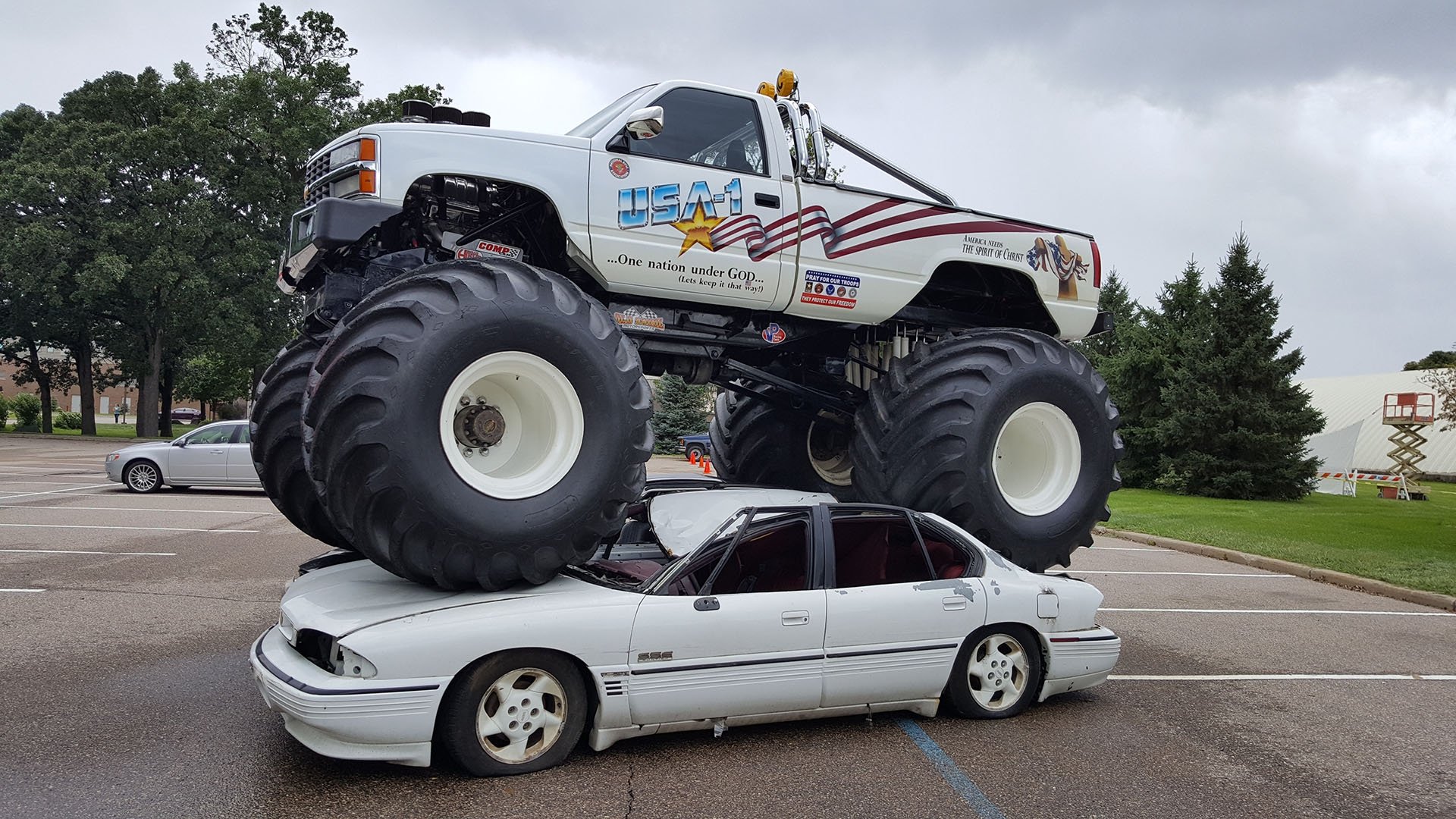 Игра огромные машины. Бигфут Chevrolet. Монстр траки Шевроле. Матиз Монстер трак. Chevrolet Bigfoot Monster Truck 1990.