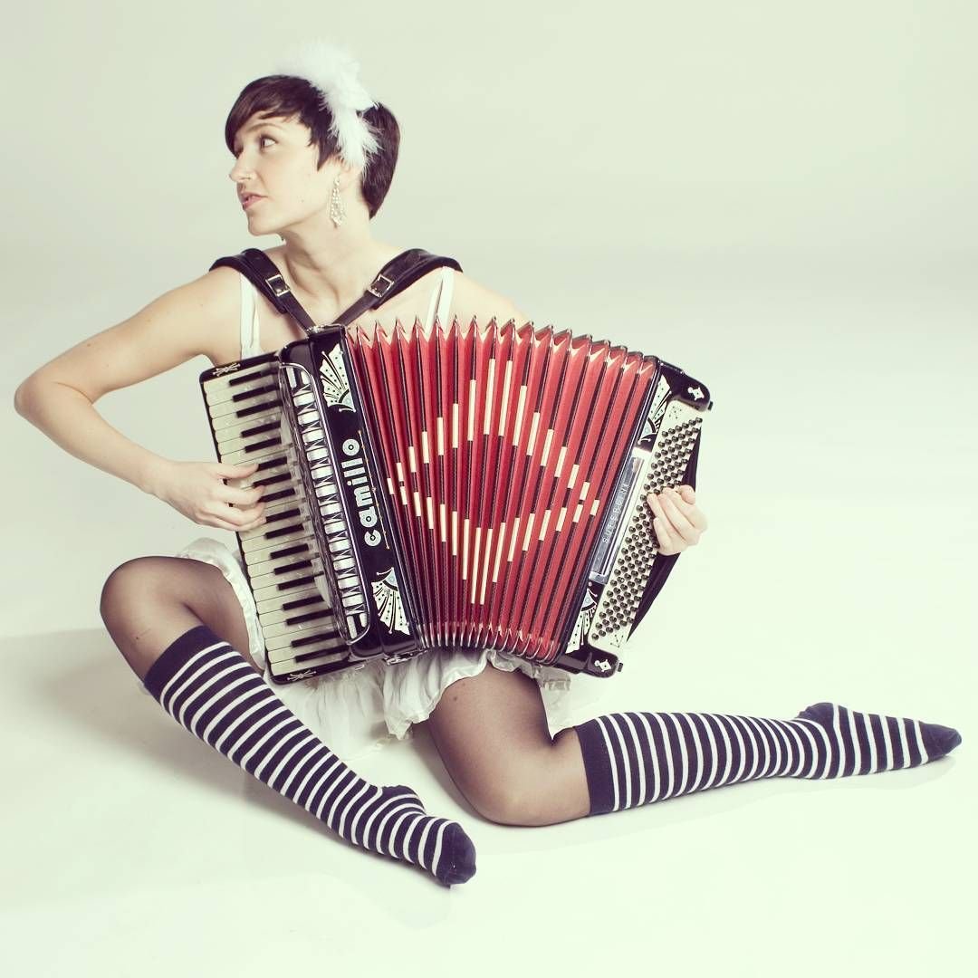 Девочка аккордеон